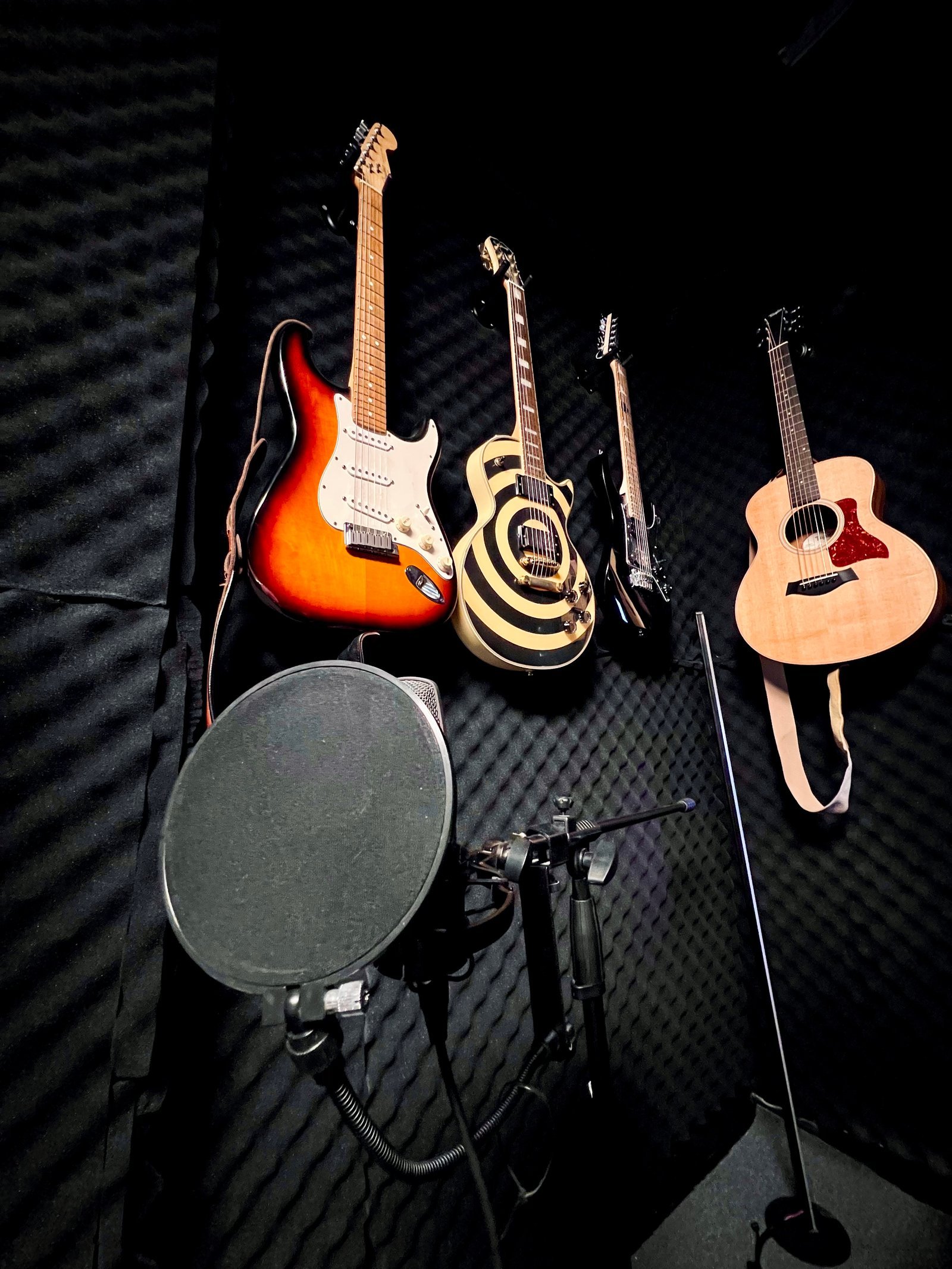 Bostanlı Müzik stüdyosunda gitarlar, kayıt mikrofonu ve akustik düzenleme